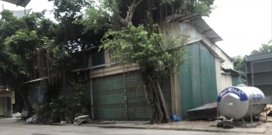 Hình ảnh căn nhà lấn chiếm lòng sông Tô Lịch đoạn qua cầu Giường 