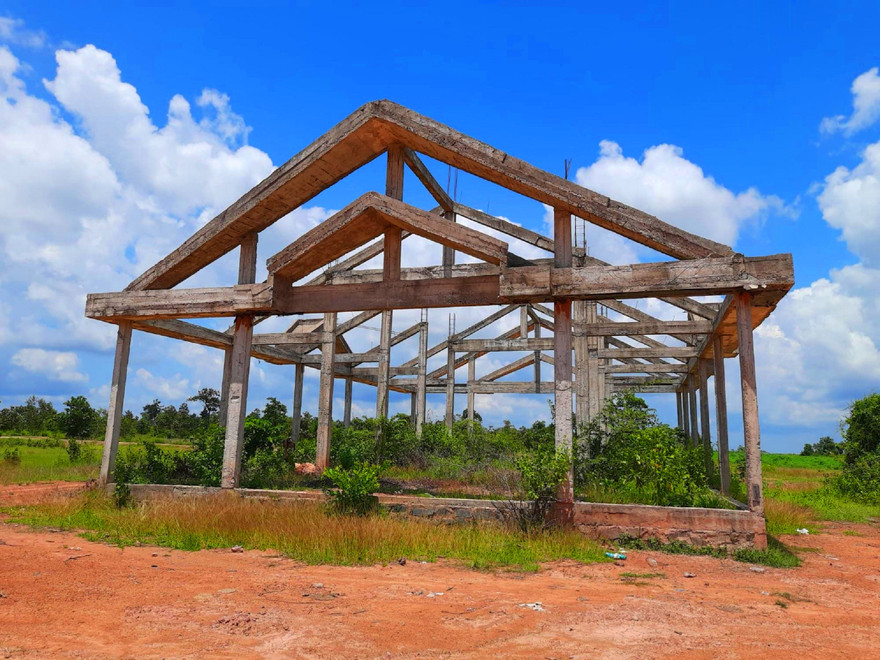 Chợ Ya Lốp bỏ cỏ mọc um tùm 