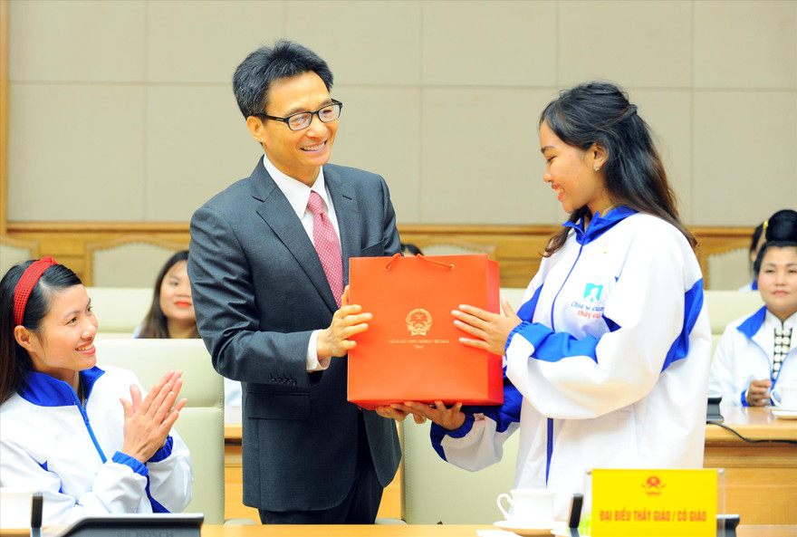 Phó Thủ tướng Vũ Đức Đam tặng quà cô giáo PiNăng Thị Hải (SN 1996, dân tộc Raglai; trường Mầm non Phước Bình)- trẻ tuổi nhất trong chương trình “Chia sẻ cùng thầy cô” năm 2020 Ảnh: Xuân Tùng 