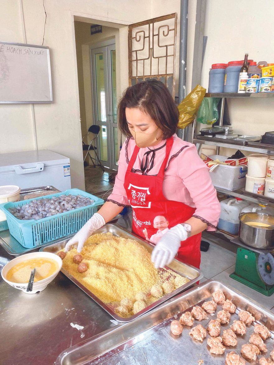 Chị Đoàn Kim Chi tất bận làm đồ ăn phục vụ các gia đình trong mùa dịch COVID-19