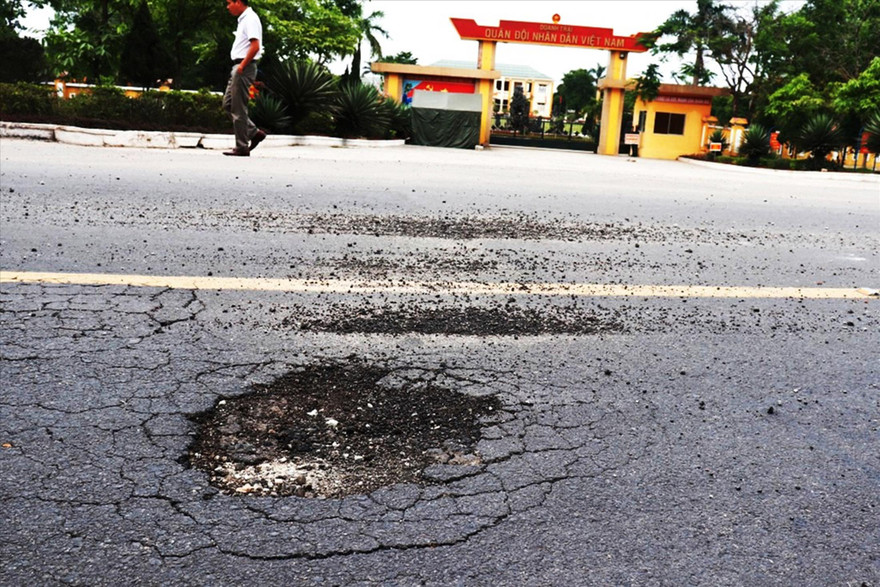 Bề mặt Tỉnh lộ 7 tại TT-Huế đã lộ nhiều điểm nứt, vỡ, bong tróc 