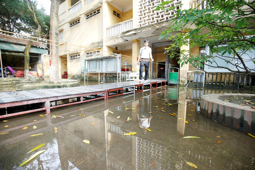 Sân trường trường THPT Trương Định luôn ngập nước dù không có mưa to Ảnh: Như Ý 