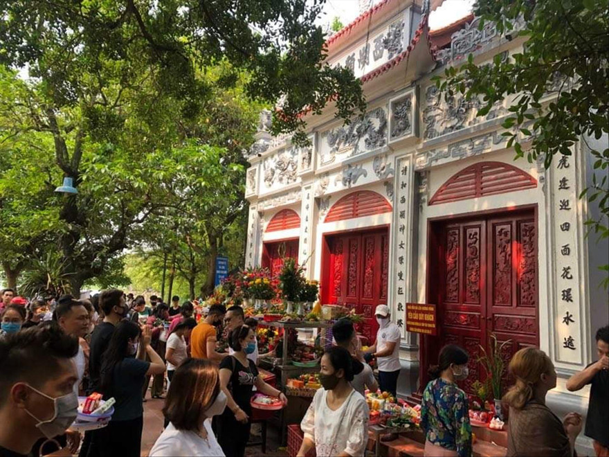 Phủ Tây Hồ hôm mùng Một tháng Ba âm lịch 