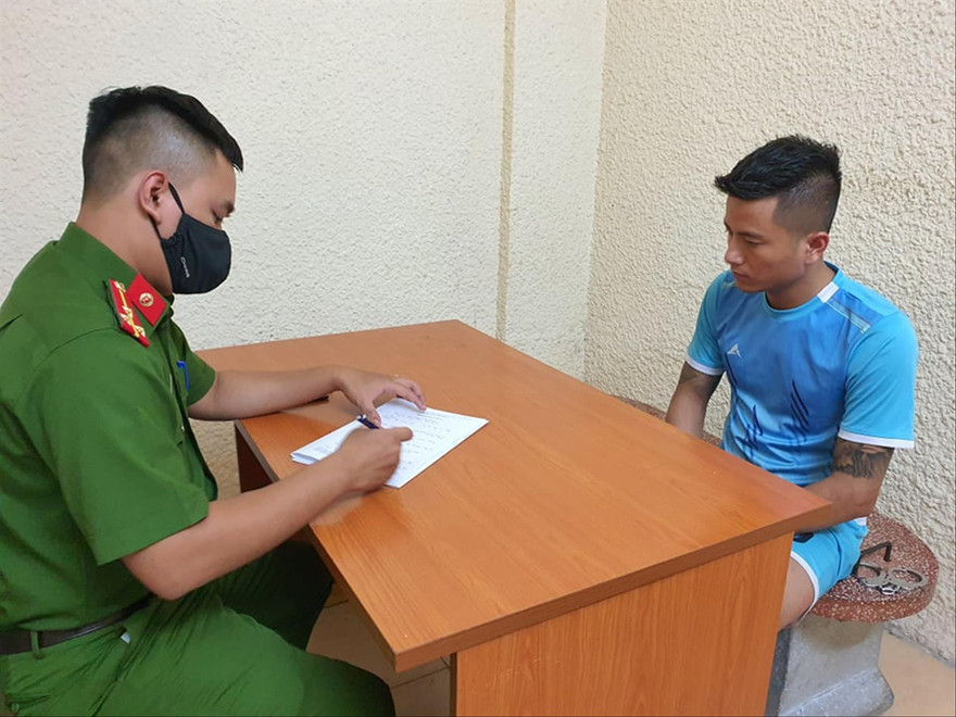 Đối tượng Hân (phải) tại cơ quan Công an