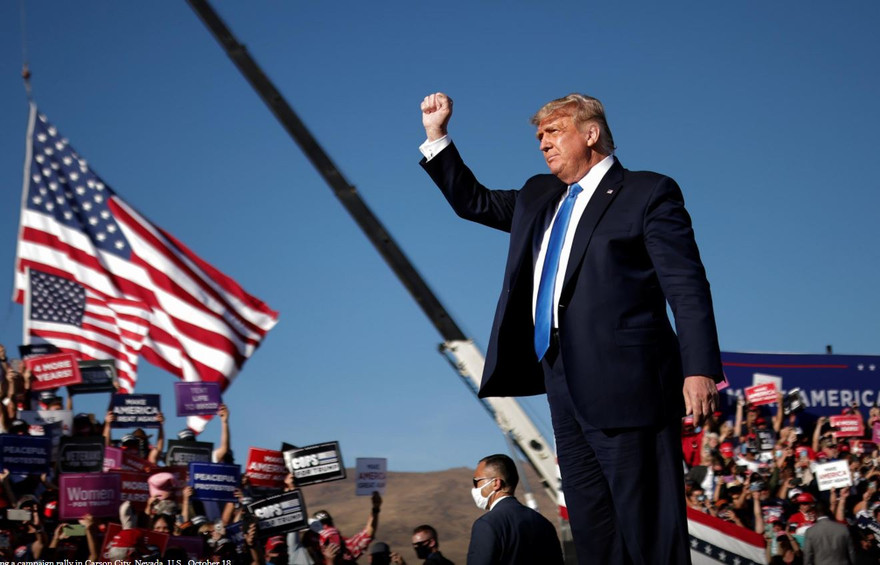 Tổng thống Mỹ Donald Trump giao lưu với người ủng hộ tại sân bay Carson City hôm 18/10 