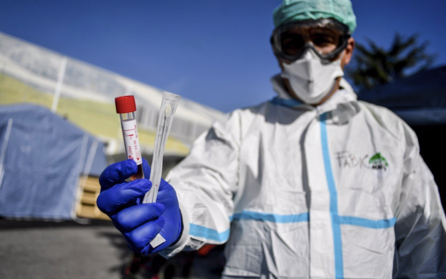 Một nhân viên y tế cầm dụng cụ xét nghiệm Covid-19 tại bệnh viện ở Brescia, miền bắc Ý, hôm 10/3. ảnh: AP 