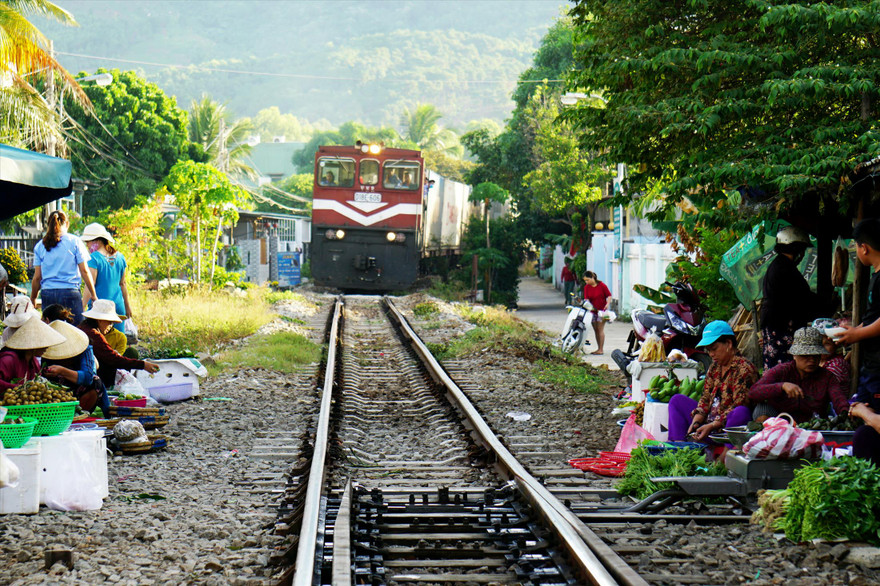 Người dân vô tư họp chợ trên tuyến đường sắt Bắc Nam đoạn qua phường Hòa Hiệp Bắc (quận Liên Chiểu, Đà Nẵng). Ảnh: Giang Thanh 
