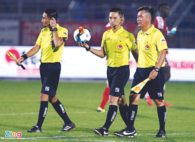 Tổ trọng tài điều khiển trận đấu