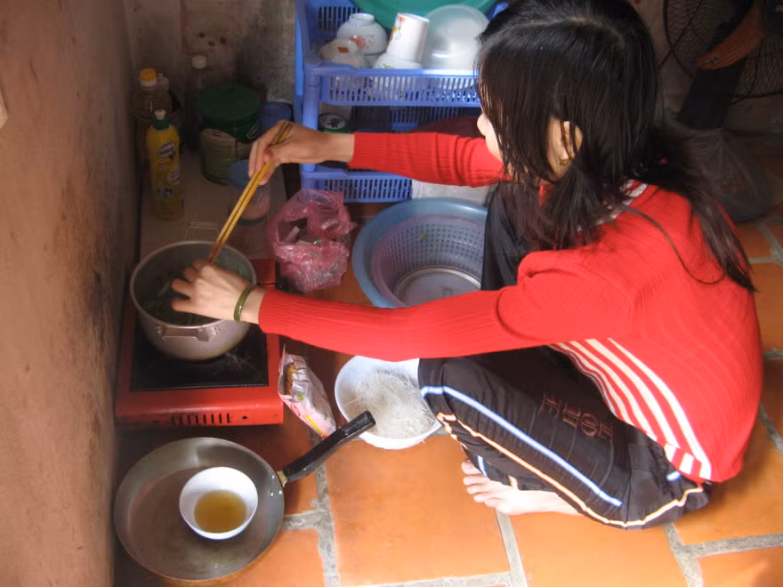 Bữa ăn của công nhân mùa dịch bệnh chỉ là quả trứng, mỳ tôm cho qua bữa Ảnh: Nam Khánh 