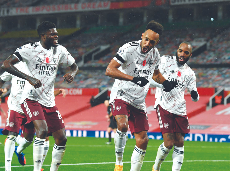 Sau niềm vui chiến thắng ở Old Trafford, các cầu thủ Arsenal không còn nở được nụ cười 7 trận liên tiếp sau đó 