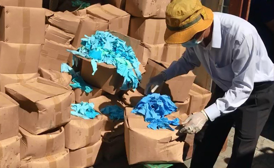 Lực lượng chức năng kiểm tra lô hàng 