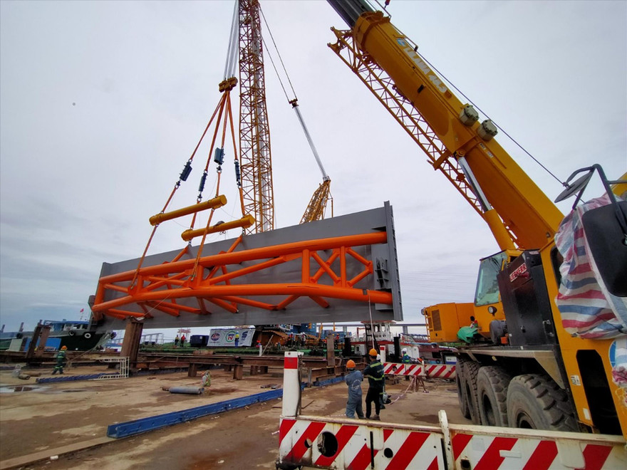 Lắp đặt cửa van cho các cống kiểm soát triều thuộc dự án “Giải quyết ngập do triều có xét đến biến đổi khí hậu - giai đoạn 1” được đầu tư bằng hình thức BT   