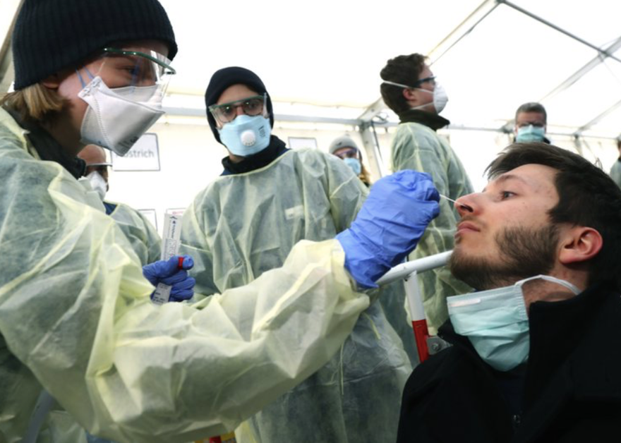 Nhân viên y tế lấy mẫu xét nghiệm COVID-19 tại một bệnh viện ở Munich, Đứcảnh: AP
