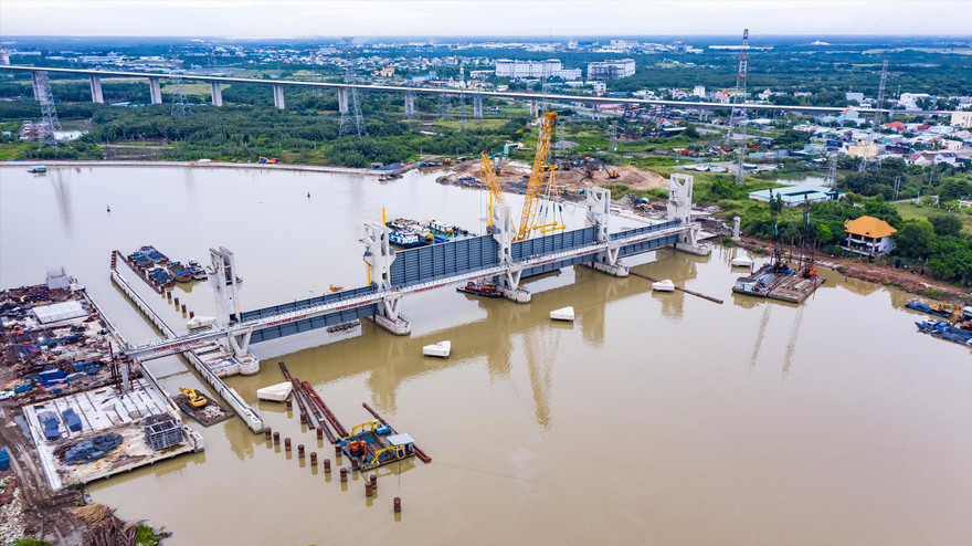 Các cống ngăn triều đã lắp cửa van nhưng công trình phải “đắp chiếu”, không thể tiếp tục thi công để đưa vào vận hành chống ngập 