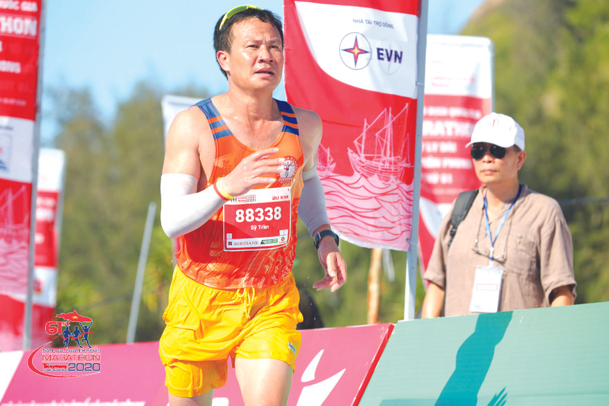 HLV Trần Văn Sỹ trên đường chạy Tiền Phong Marathon 2020 