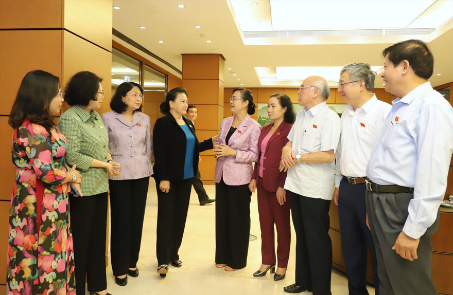 Chủ tịch Quốc hội Nguyễn Thị Kim Ngân và các đại biểu trao đổi bên hành lang Quốc hội Ảnh: PV 