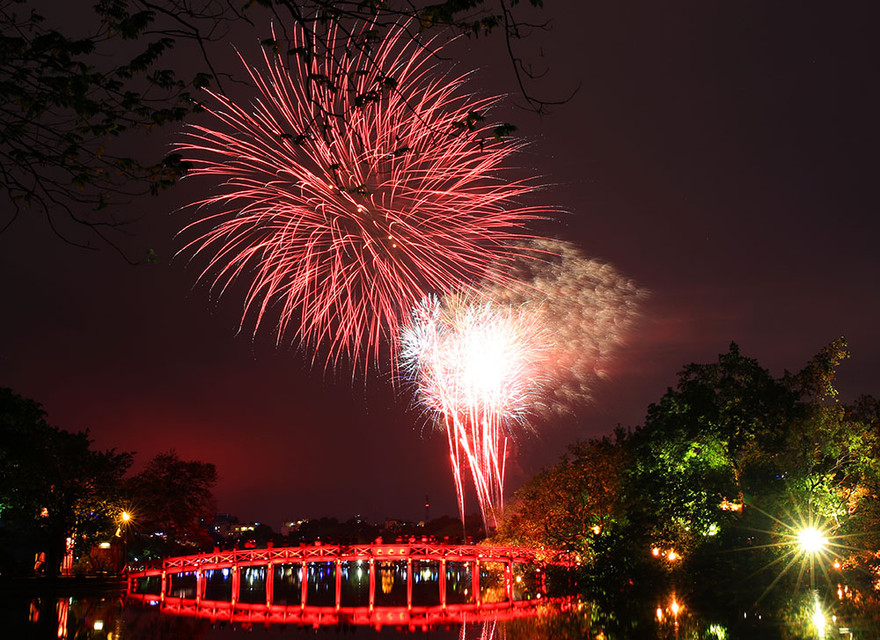 Bắn pháo hoa tầm cao dịp năm mới tại Hà Nội 
