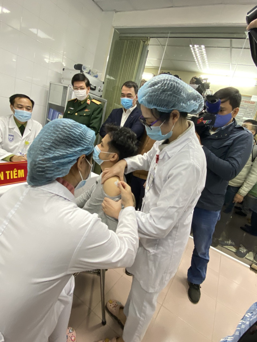 Một trong 3 người tình nguyện tiêm vắc-xin ngừa COVID-19 đầu tiên