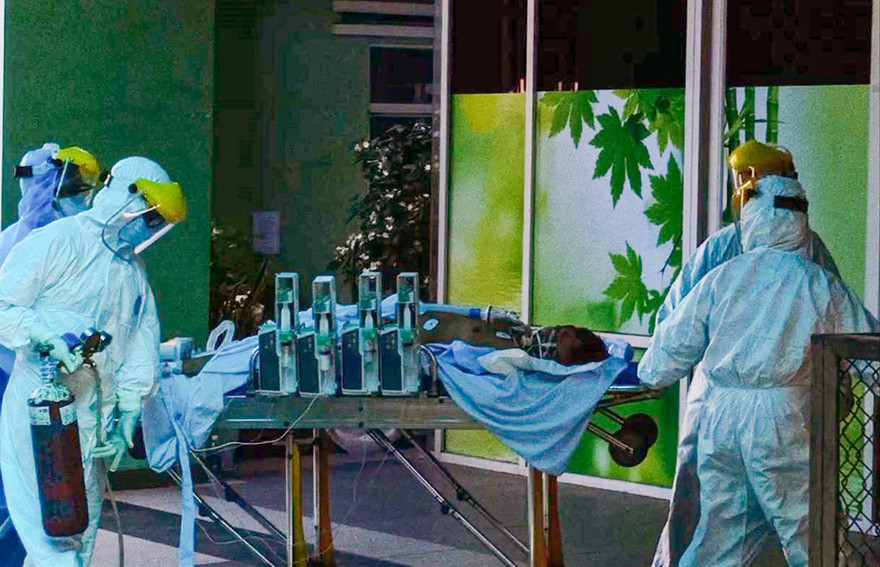 Bệnh nhân 416 được chuyển đến bệnh viện Đà Nẵng chữa trị hiện vẫn đang phải thở máy Ảnh: Đồng Thành