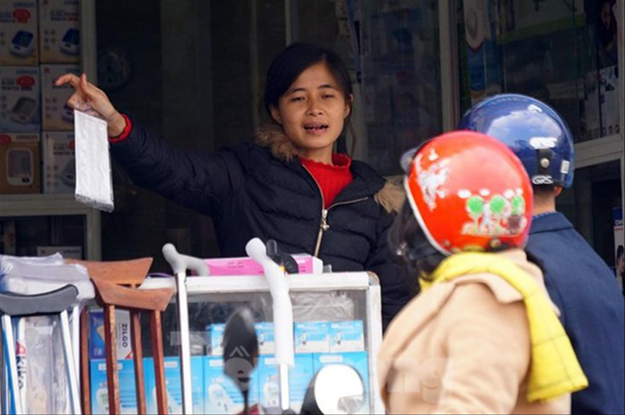 Hàng chục quầy thuốc “chặt chém” giá khẩu trang bị xử lý 