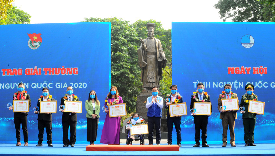 Bí thư thứ nhất T.Ư Đoàn, Chủ tịch T.Ư Hội LHTN Việt Nam Nguyễn Anh Tuấn trao giải thưởng tình nguyện quốc gia. Ảnh: Xuân Tùng
