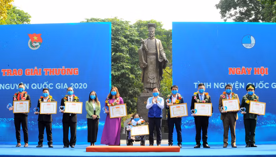 Bí thư thứ nhất T.Ư Đoàn, Chủ tịch T.Ư Hội LHTN Việt Nam Nguyễn Anh Tuấn trao giải thưởng tình nguyện quốc gia. Ảnh: Xuân Tùng