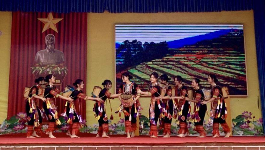 Thanh niên dân tộc thiểu số biểu diễn văn nghệ tại ngày hội Ảnh: PV 