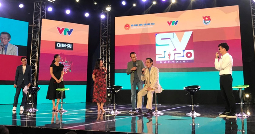 Nhà báo Lại Văn Sâm và các thành viên BTC, Ban giám khảo trao đổi tại cuộc họp báo chiều ngày 9/11 Ảnh: N.D 