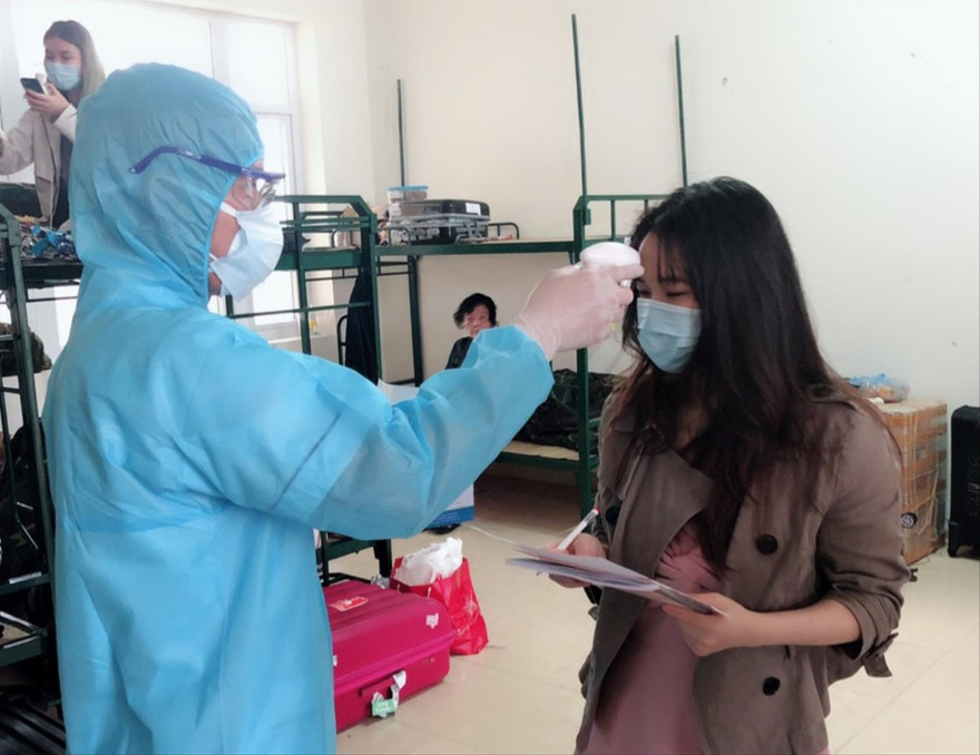 Người Việt về từ nước ngoài được chăm sóc tại khu cách ly tại Sơn Tây, Hà Nội 
