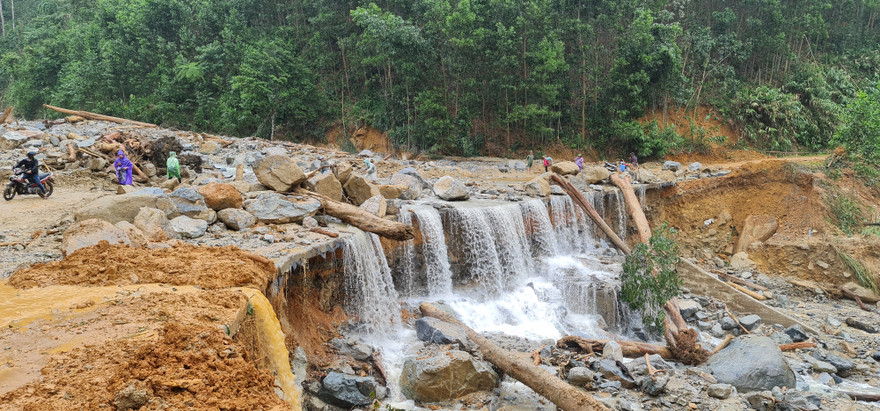 Đồi núi sạt lở ở Trà Leng (Nam Trà My) ảnh: Cảnh Huệ