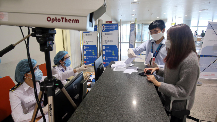 Phòng chống dịch COVID-19 tại cảng hàng không Quốc tế Nội Bài ảnh: mạnh thắng