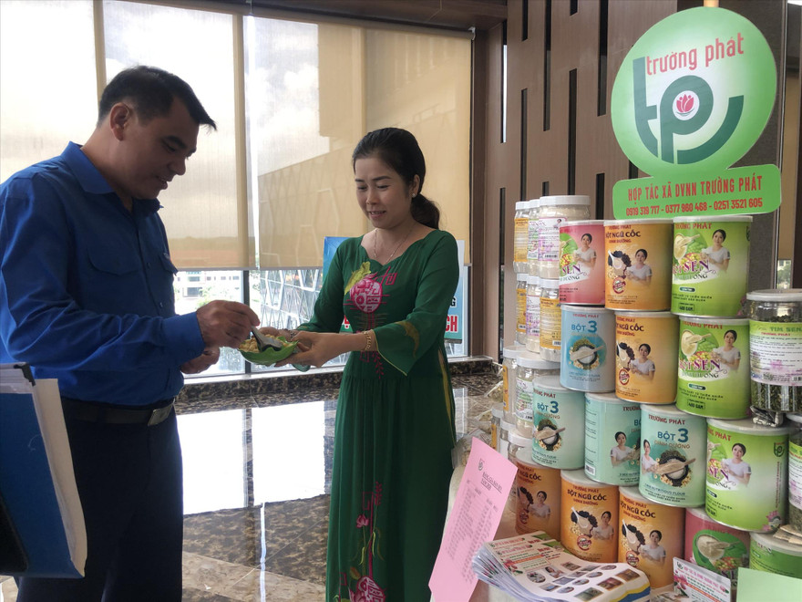 Chị Nguyễn Thị Bích Lệ - Giám đốc HTX Dịch vụ Nông nghiệp Trường Phát giới thiệu các sản phẩm từ sen Ảnh: U.P 