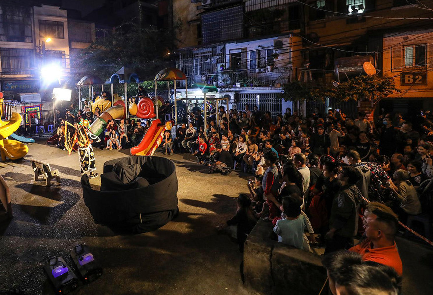 Nghệ sĩ tuồng và khán giả gần nhau hơn bao giờ hết Ảnh: Tuấn Đào 