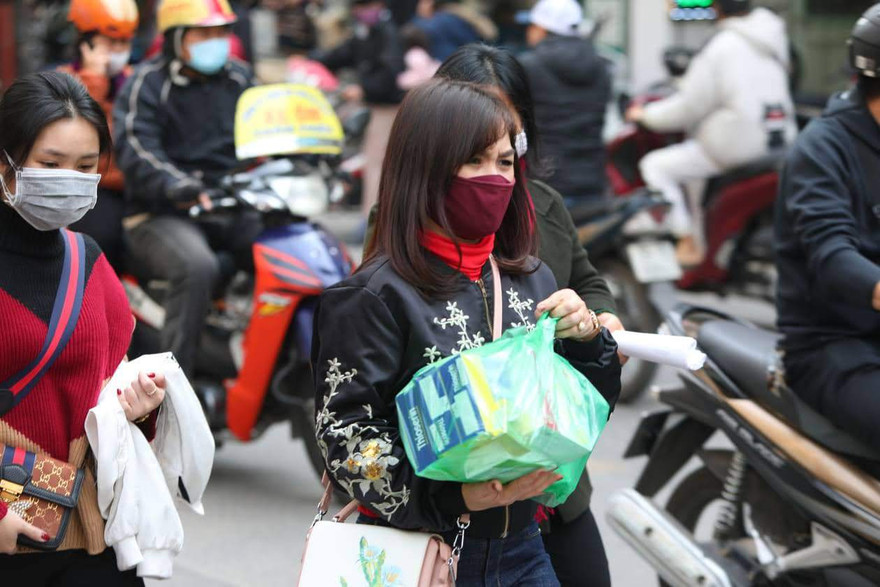 Người dân Thủ đô đeo khẩu trang tại nơi công cộng ảnh: mạnh thắng