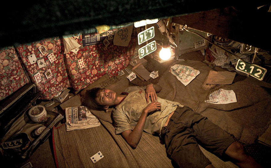 Nơi trú ngụ của Ròm với các loại đồ nghề tìm số đánh đề vây quanh