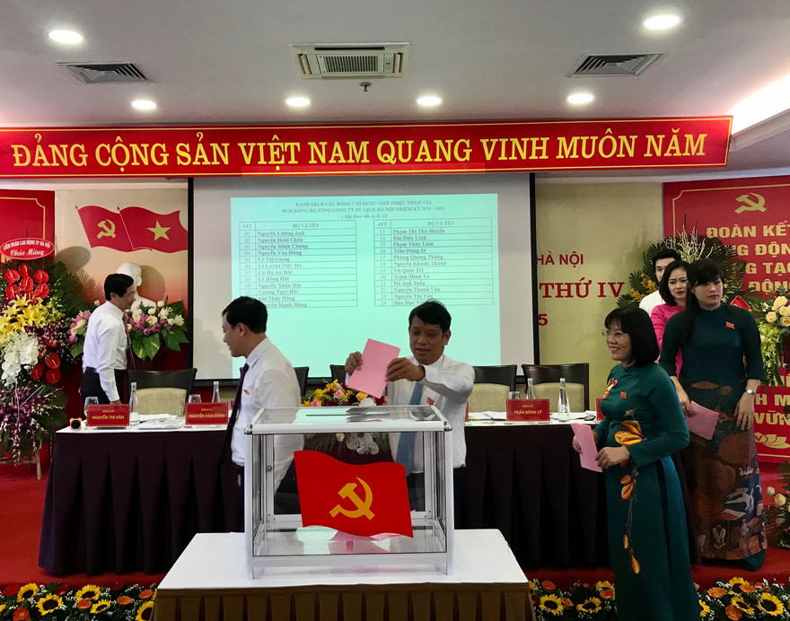 Bầu trực tiếp Bí thư tại Đại hội Đảng bộ Tổng Công ty Du lịch Hà Nội sáng 24/6 ảnh: minh tuấn