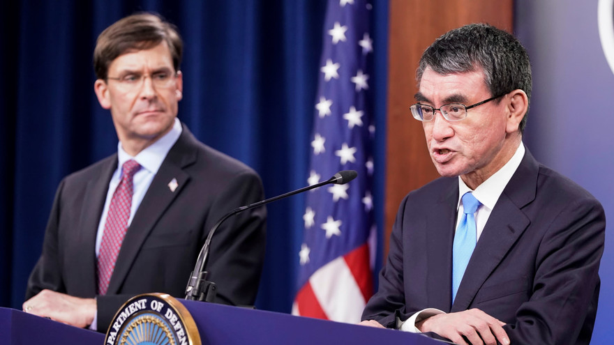 Bộ trưởng Quốc phòng Nhật Taro Kono (phải) và người đồng cấp Mỹ Mark Esper trong cuộc họp báo chung hồi tháng 1ảnh: Reuters 