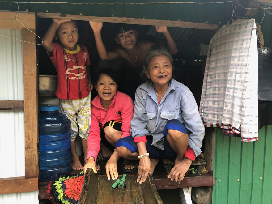 Dân vùng lũ trong nhà nổi. Ảnh: Hoàng Nam