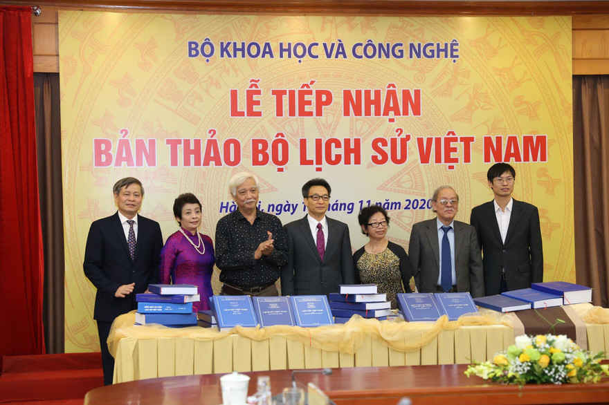 Phó Thủ tướng Chính phủ Vũ Đức Đam chụp ảnh cùng một số nhà khoa học tham gia biên soạn bộ sách 