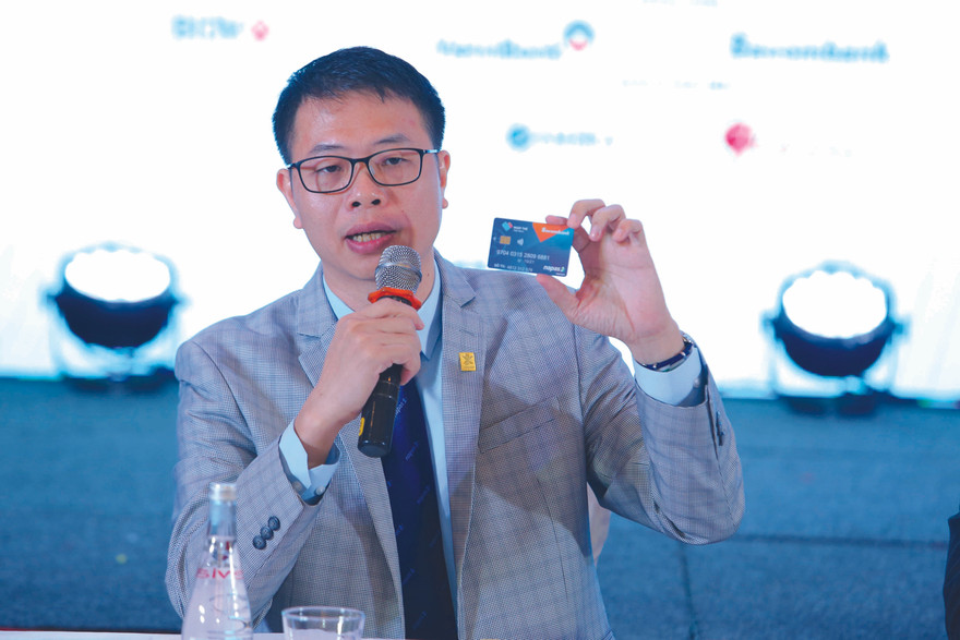 Ông Nguyễn Quang Hưng, Chủ tịch HÐQT Công ty Cổ phần Thanh toán Quốc gia Việt Nam (Napas) giới thiệu về thẻ chip tại buổi họp báo