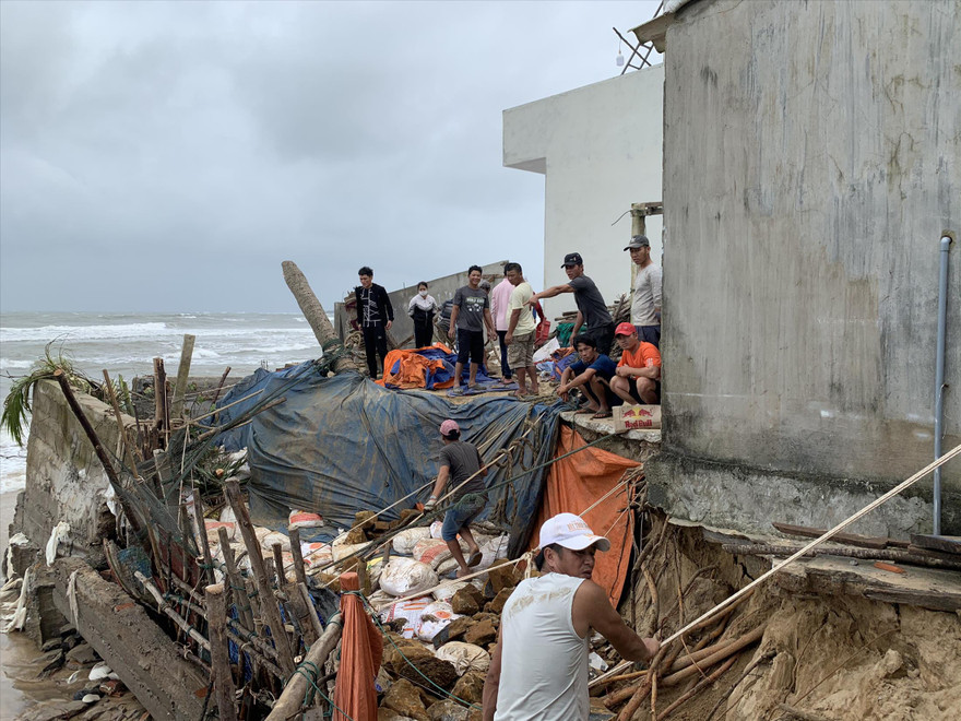 Dù tìm cách chống đỡ, nhưng người dân vẫn lo mất nhà bất cứ lúc nào Ảnh: Nguyễn Ngọc