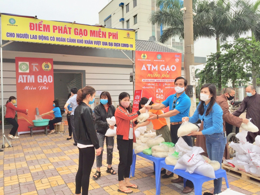 Liên đoàn Lao động tỉnh Bắc Ninh phối hợp với Giáo hội Phật giáo Việt Nam huy động 200 tấn gạo hỗ trợ công nhân lao động khó khăn trên địa bàn tỉnh trong dịp dịch COVID-19 ảnh: Cđvn