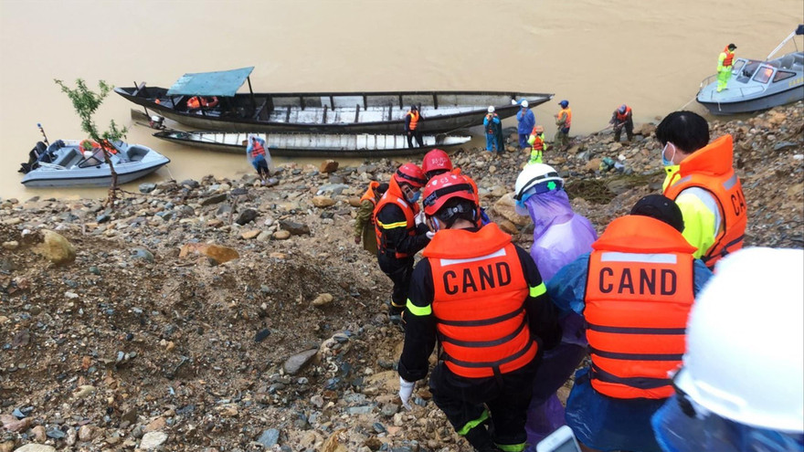 Lực lượng công an thực hiện nhiệm vụ tìm kiếm, cứu hộ công nhân thủy điện Rào Trăng 3 bằng tuyến đường sông 