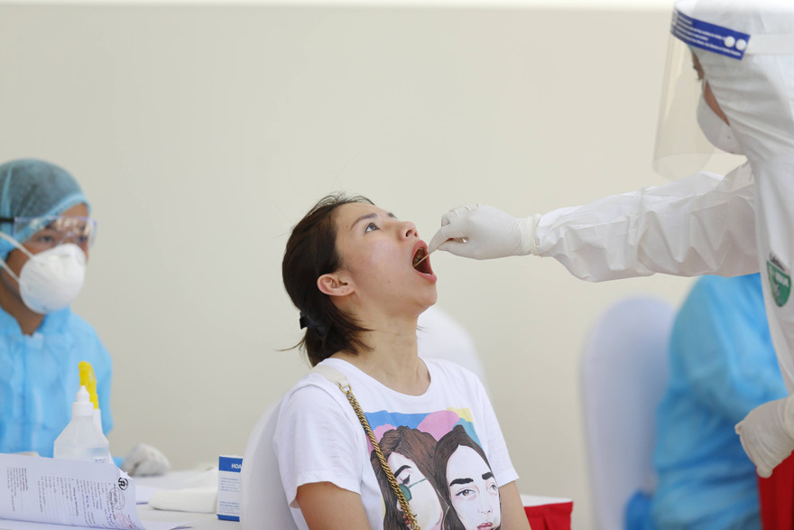 Lấy mẫu xét nghiệm COVID-19 những người đi từ Đà Nẵng về tại quận Đống Đa, Hà Nộiảnh: Như Ý 