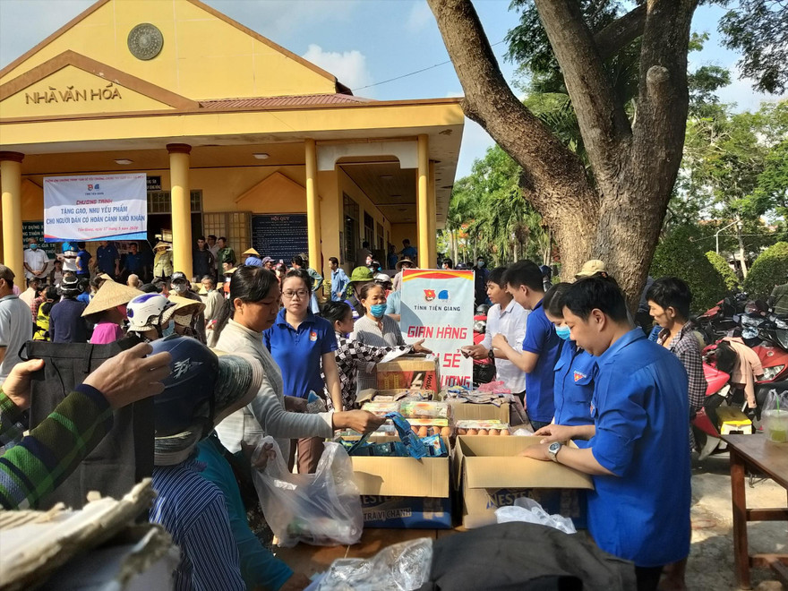 Gian hàng San sẻ yêu thương giúp người nghèo vượt qua khó khăn  ẢNH: HÒA HỘI 