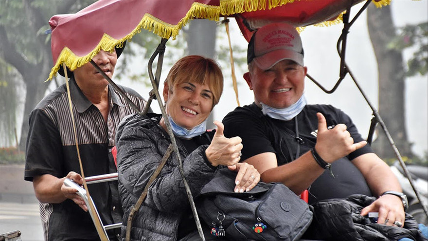 Tuyên truyền để du khách đeo khẩu trang tại nơi công cộng từ 16/3 Ảnh: MẠNH THẮNG 