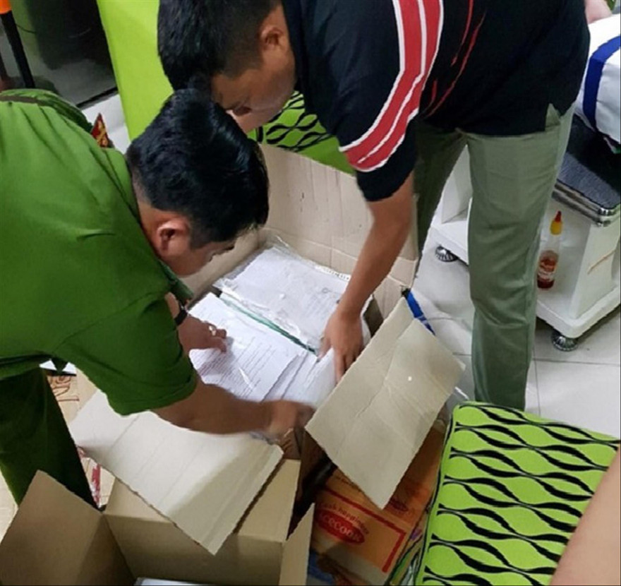 Công an thu giữ tài liệu, chứng cứ vụ án 