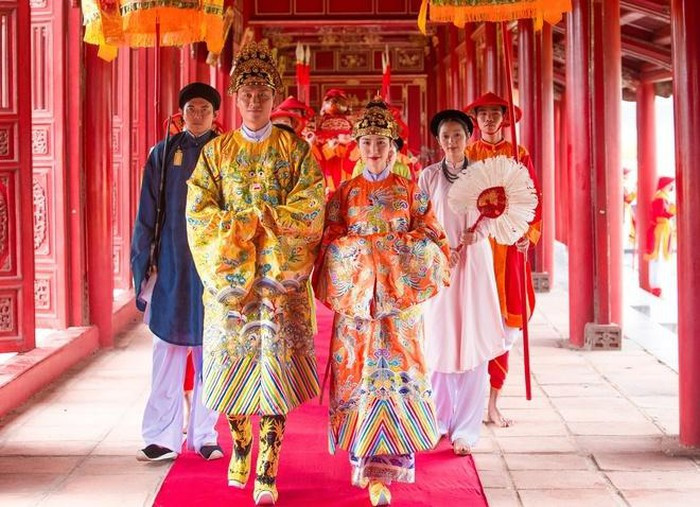 Một cảnh trong MV “Không thể cùng nhau suốt kiếp” 