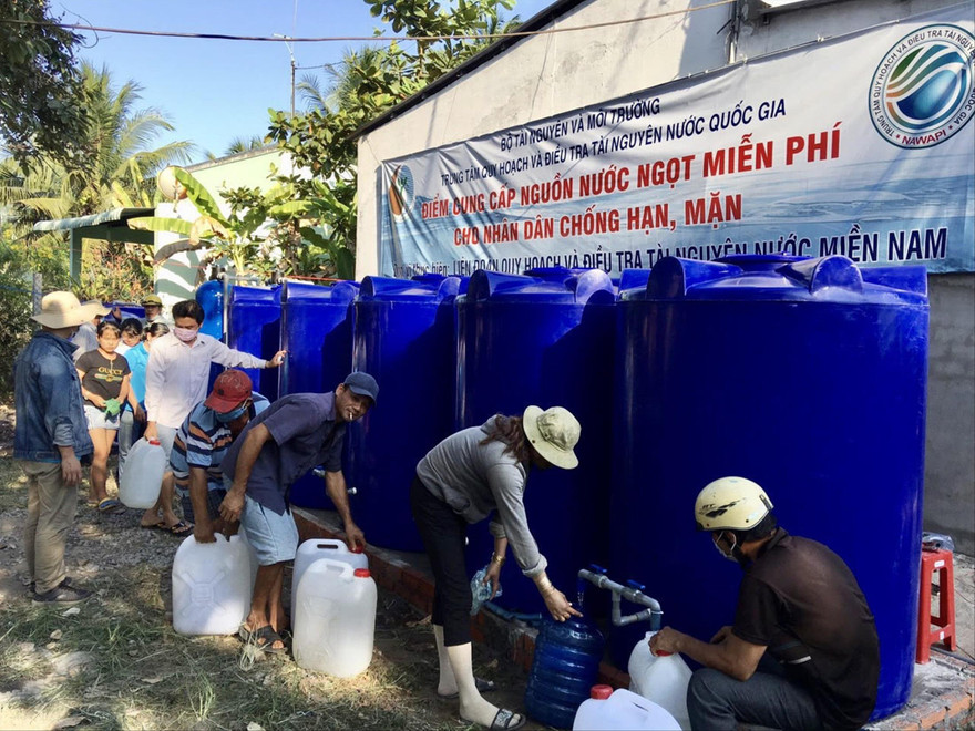 Người dân vùng hạn mặn huyện Châu Thành, tỉnh Bến Tre lấy nước từ điểm cấp nước ngọt vừa được đưa vào sử dụng 
