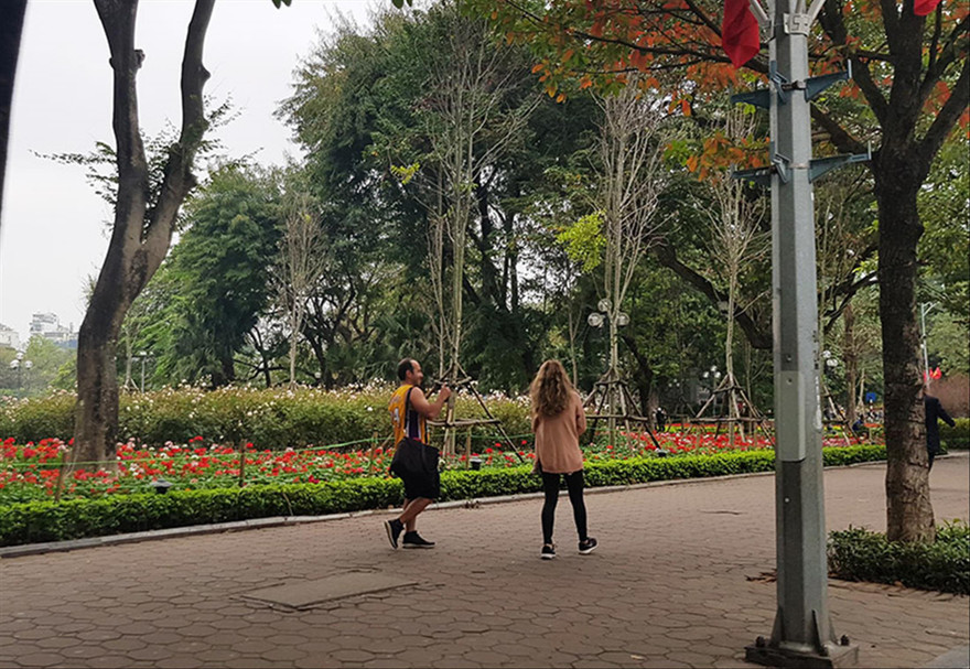Đường đi bộ quanh hồ Hoàn Kiếm vẫn thiếu không khí Tết Ảnh: H.M 
